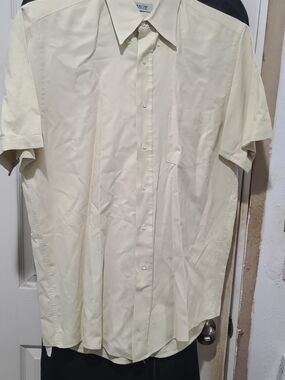 Arrow Short-Sleeve Button-Down Shirt in Pale Cream